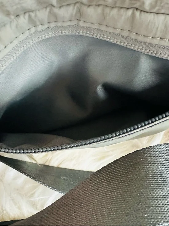 Lululemon Olive Green Lightweight Crossbody Belt Bag NWOT - Picture 4 of 9